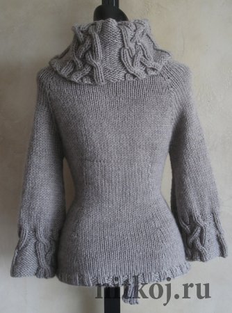 Вязаный свитер с косами и ажуром