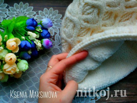 Описание теплой зимней шапки с косами «Цветок лотоса»