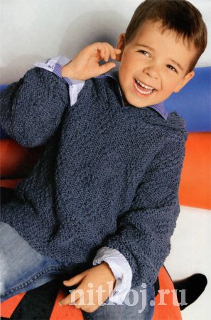 Детский пуловер спицами с капюшоном  и рельефным узором