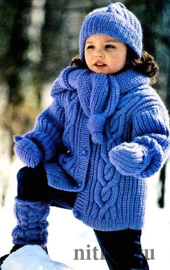 Вязаное детское пальто с капюшоном спицами