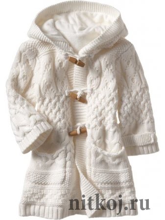 Вязаное спицами пальто для девочки