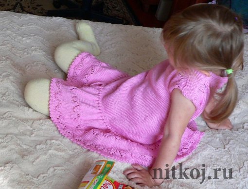 Детское платье спицами с ажурной отделкой