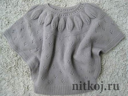 Пуловер-пончо спицами с лиственным узором на кокетке